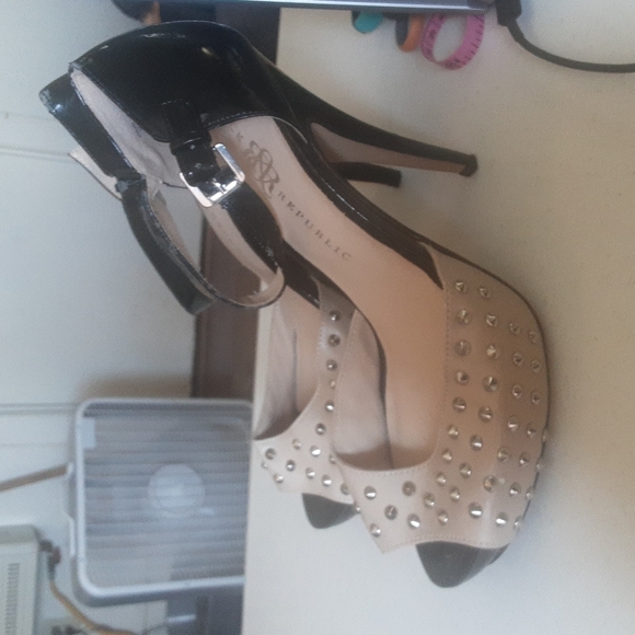 Rock & Republic Studded Spike Platform Pump Stiletto Peep Toe Strap Heels Sz 10M - Picture 1 of 10